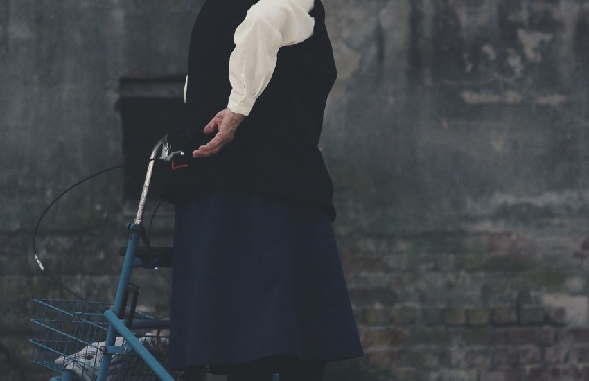 tantetati-old-5961770_1280.jpg https://pixabay.com/de/photos/alte-oma-großmutter-alte-frau-frau-5961770/ Gehwagen. Rollator.